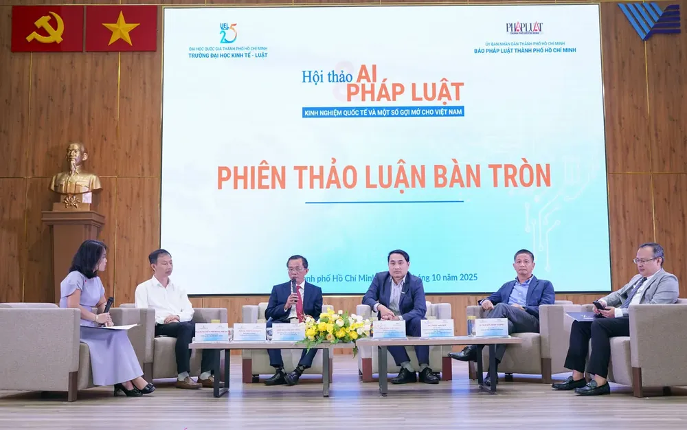 Các chuyên gia, nhà khoa học thảo luận tại Hội thảo khoa học “AI và Pháp luật: Kinh nghiệm quốc tế và một số gợi mở cho Việt Nam” do Trường ĐH Kinh tế - Luật (ĐH Quốc gia TP.HCM) phối hợp cùng báo Pháp Luật TP.HCM tổ chức sáng 7-10. Ảnh: THUẬN VĂN ban-tron-hoi-thao.jpg