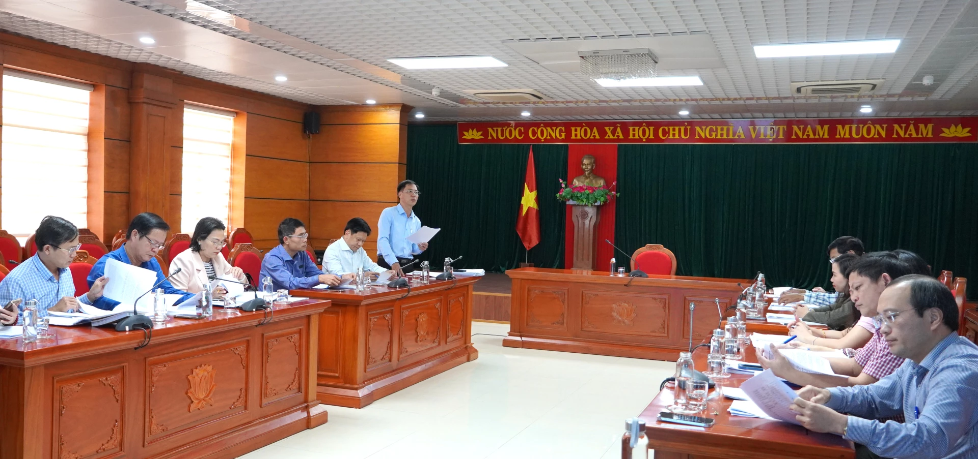 Đồng chí Nguyễn Đăng Ánh, Trưởng Ban Kinh tế - Ngân sách HĐND tỉnh phát biểu tại cuộc họp. Ảnh: H.Tr.