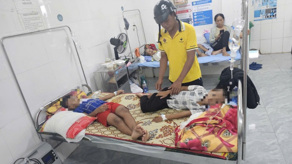 cac_em_hoc_sinh_co_dau_hieu_bi_ngo_doc_sau_bua_sang_tai_truong.jpg