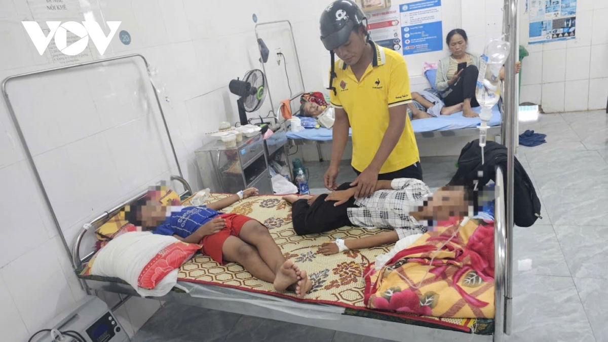 sau vu nghi ngo doc tap the o quang tri, hang chuc hoc sinh nghi hoc hinh anh 2