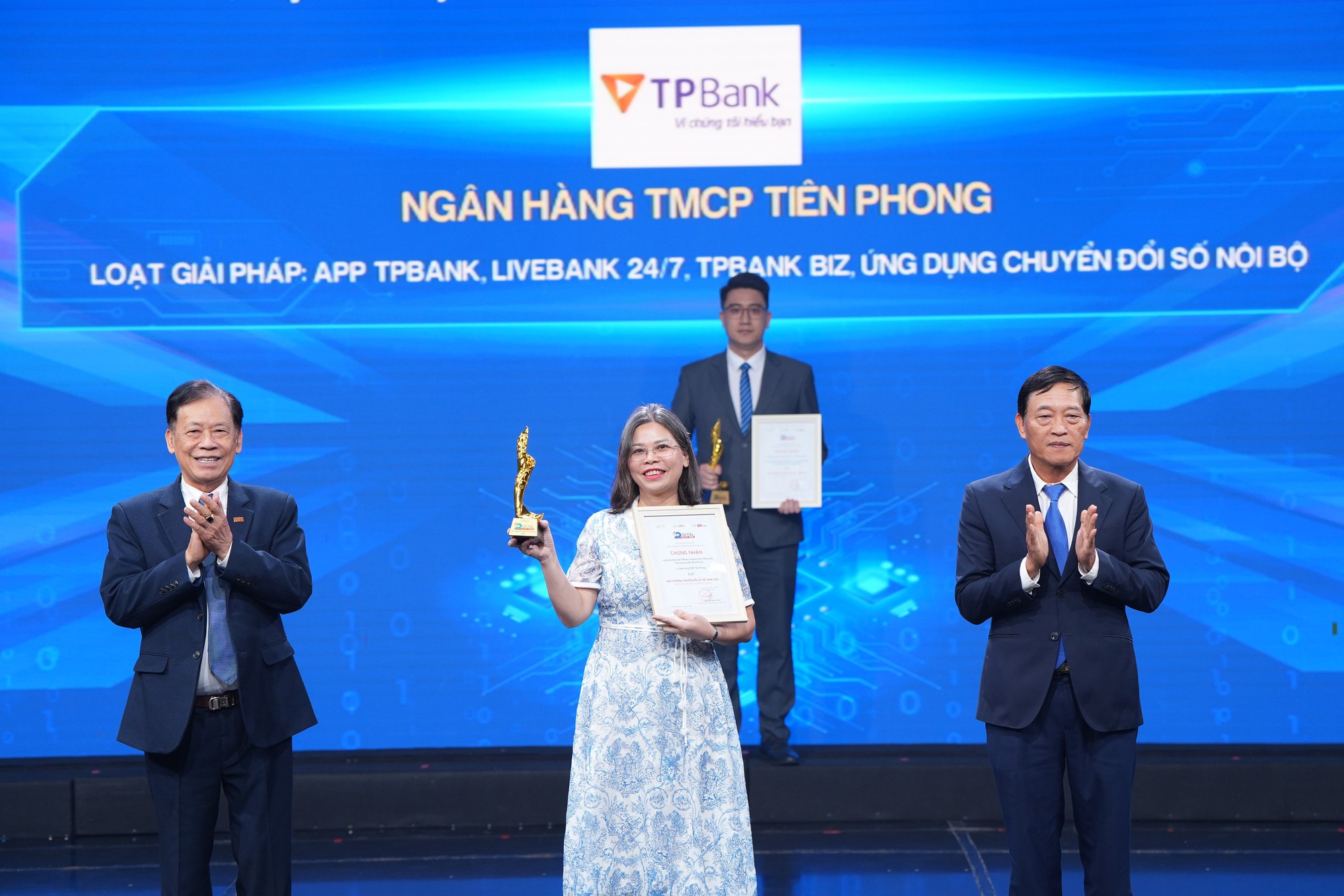 TPBank được vinh danh chuyển đổi số xuất sắc, ghi dấu nỗ lực bền bỉ trên hành trình chuyển đổi số- Ảnh 3. TPBank được vinh danh chuyển đổi số xuất sắc, ghi dấu nỗ lực bền bỉ trên hành trình chuyển đổi số- Ảnh 3.