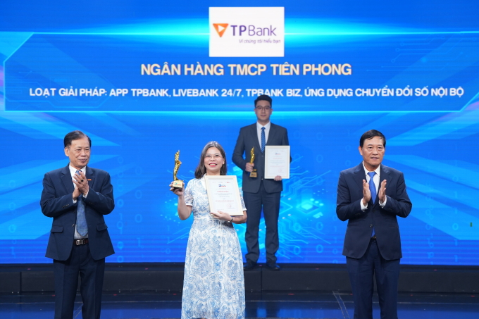 TPBank nhận giải chuyển đổi số xuất sắc 1 Đại diện TPBank nhận giải Ngân hàng chuyển đổi số xuất sắc. Ảnh: TPBank