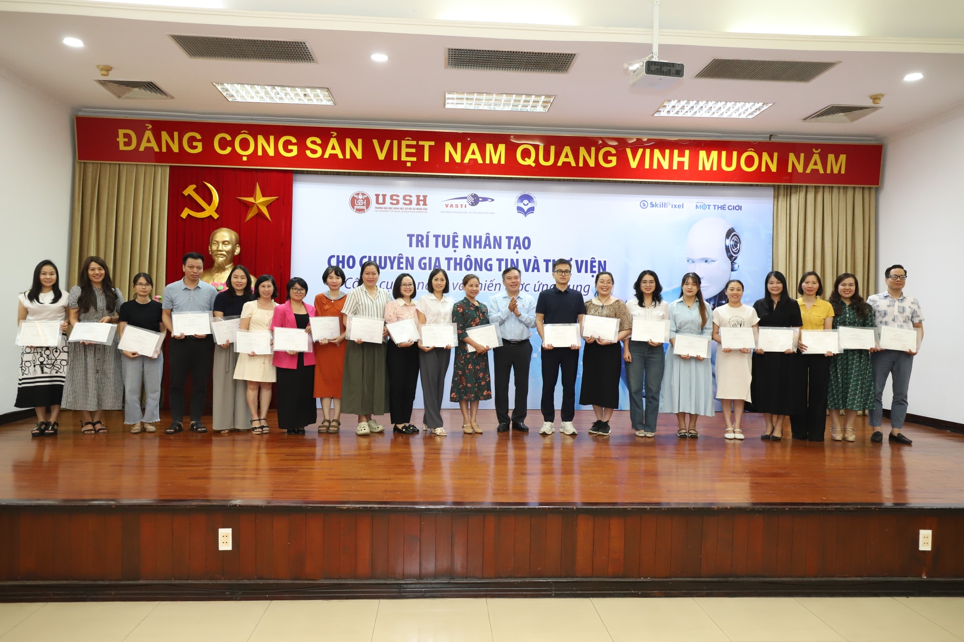 Bế mạc Khóa học AI cho chuyên gia thông tin và thư viện 18 chu.jpg