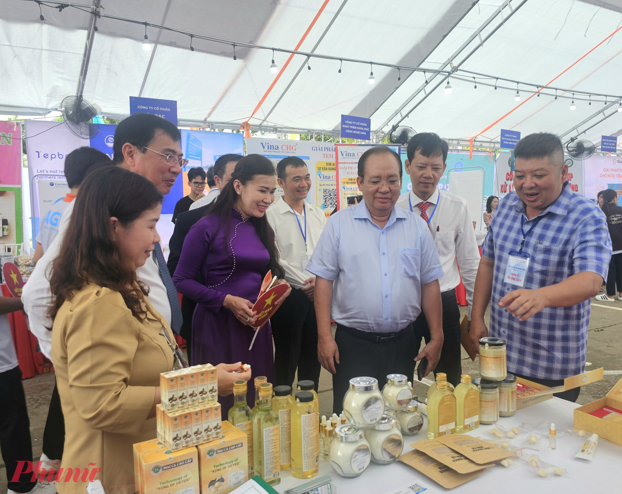 Chuyển đổi số An Giang tập trung ứng dụng AI Ông Nguyễn Thanh Phong - Phó Chủ tịch Thường trực UBND tỉnh An Giang tham gia các gian hàng trưng bày sản phẩm chuyển đổi số - Ảnh Phú Hữu