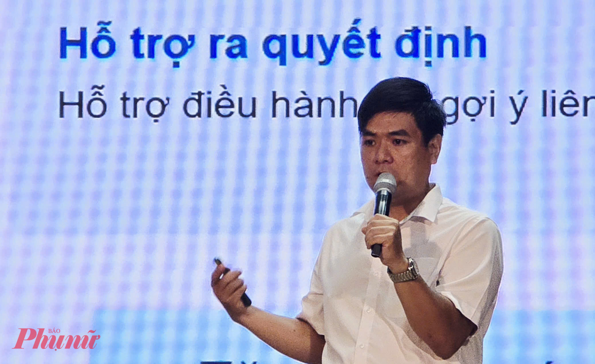 Chuyển đổi số An Giang tập trung ứng dụng AI Ông Võ Minh Hoàng - Chuyên gia tư vấn AI - Tập đoàn VNPT chia sẻ về ứng dụng AI trong công việc - Ảnh Phú Hữu