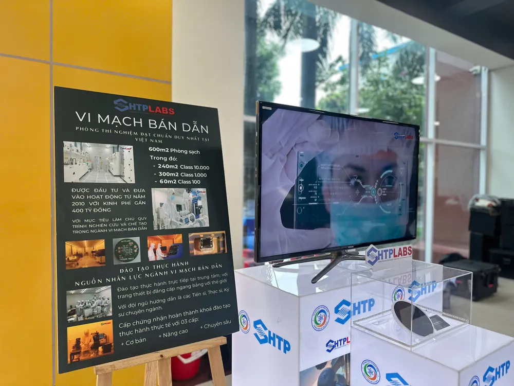Khu trưng bày chip và linh kiện MEMS do Khu công nghệ cao phát triển. Ảnh: THU HÀ công nghệ