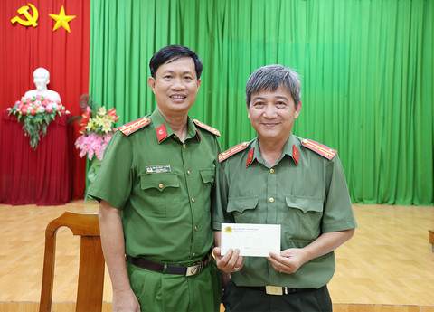 Thưởng “nóng” Công an xã Óc Eo trong vụ bắt nhanh đối tượng cướp tiền, điện thoại 2 cuop giat 2 1