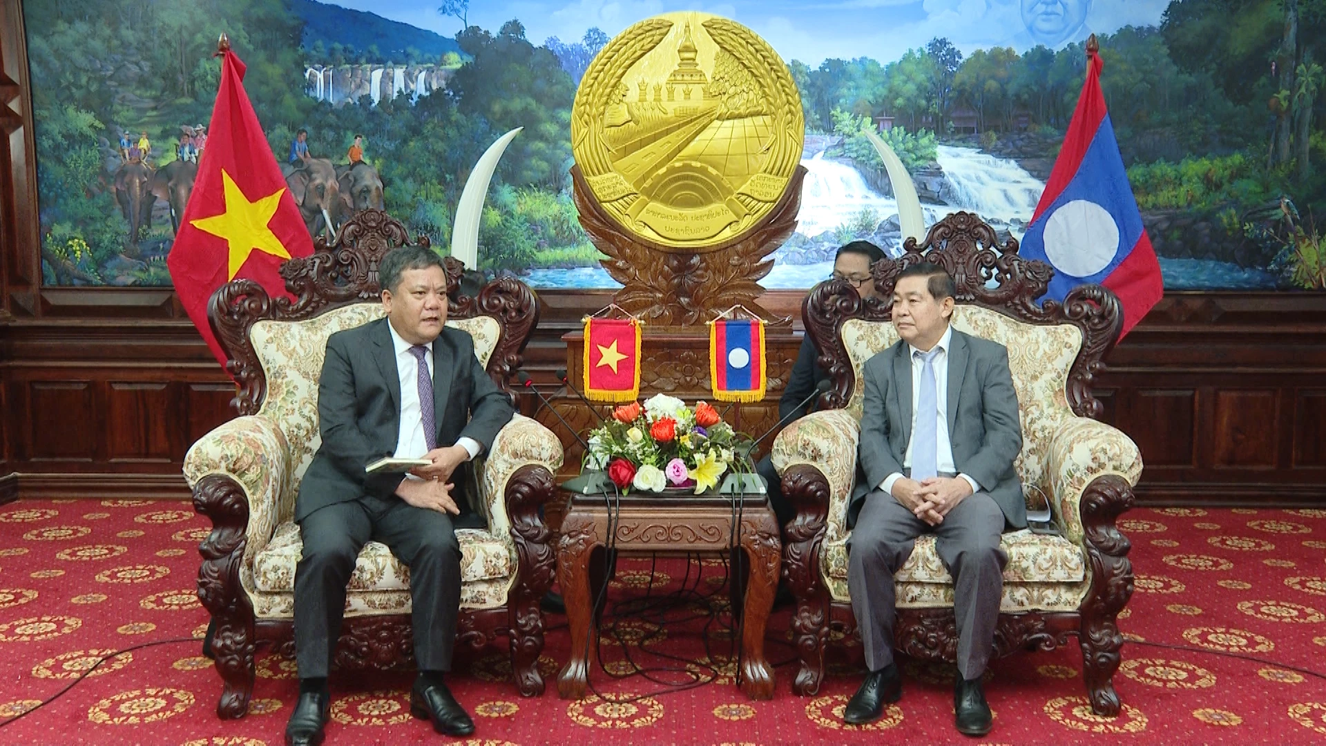 Đoàn đại biểu cấp cao tỉnh Quảng Trị chào xã giao lãnh đạo tỉnh Salavan 2 Lãnh đạo hai tỉnh Quảng Trị và Sả Lạ Văn trao đổi cơ hội hợp tác trong thời gian tới - Ảnh: Đ.A