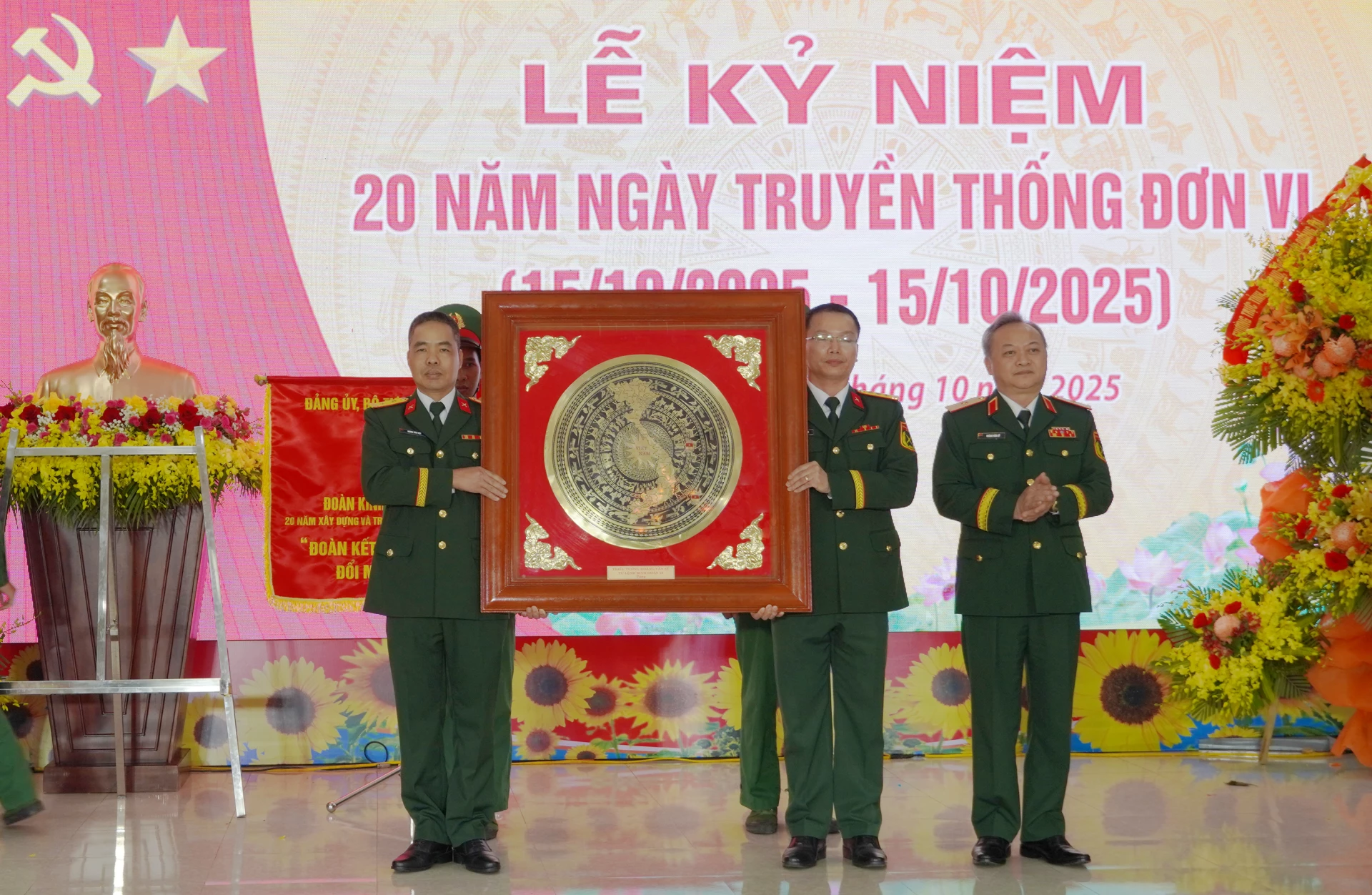Thiếu tướng Hoàng Văn Sỹ, Tư lệnh Binh đoàn 15 trao quà cho tập thể cán bộ, chiến sĩ, công nhân và viên chức quốc phòng, người lao động Đoàn KTQP 79- Ảnh: N.H