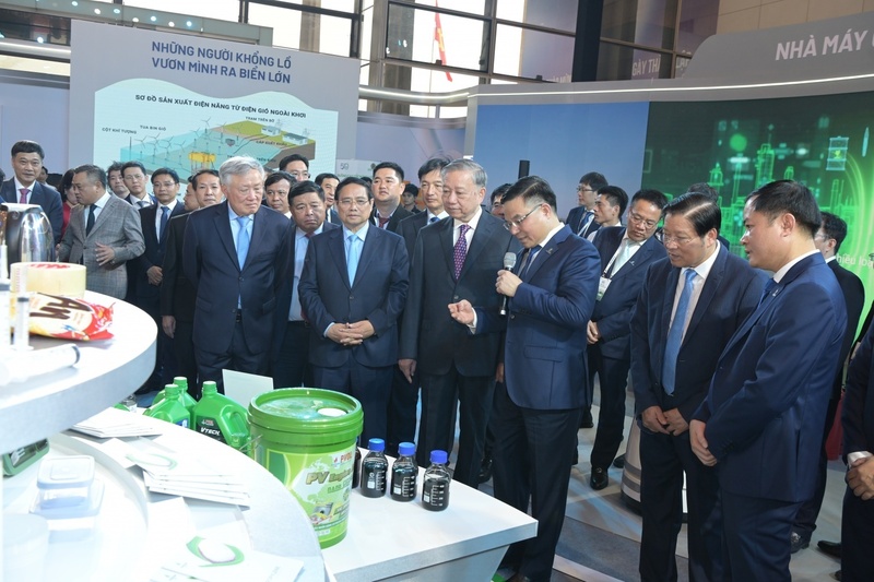 Petrovietnam làm chủ công nghệ mới, chuyển đổi số tư duy 'AI-First' 1 Đồng chí Lê Mạnh Hùng giới thiệu với Tổng Bí thư Tô Lâm, Thủ tướng Phạm Minh Chính và các đồng chí lãnh đạo Đảng, Nhà nước về các sản phẩm xăng dầu, công nghệ nano cho nông nghiệp xanh của Petrovietnam (Ảnh Petrovietnam)