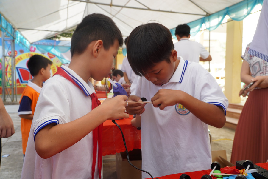 Cô giáo vùng cao tiên phong ứng dụng công nghệ vào đổi mới dạy học 1 Trường PTDTBT THCS Tri Lễ (Lạng Sơn) tham gia hoạt động giáo dục stem. Ảnh LA.