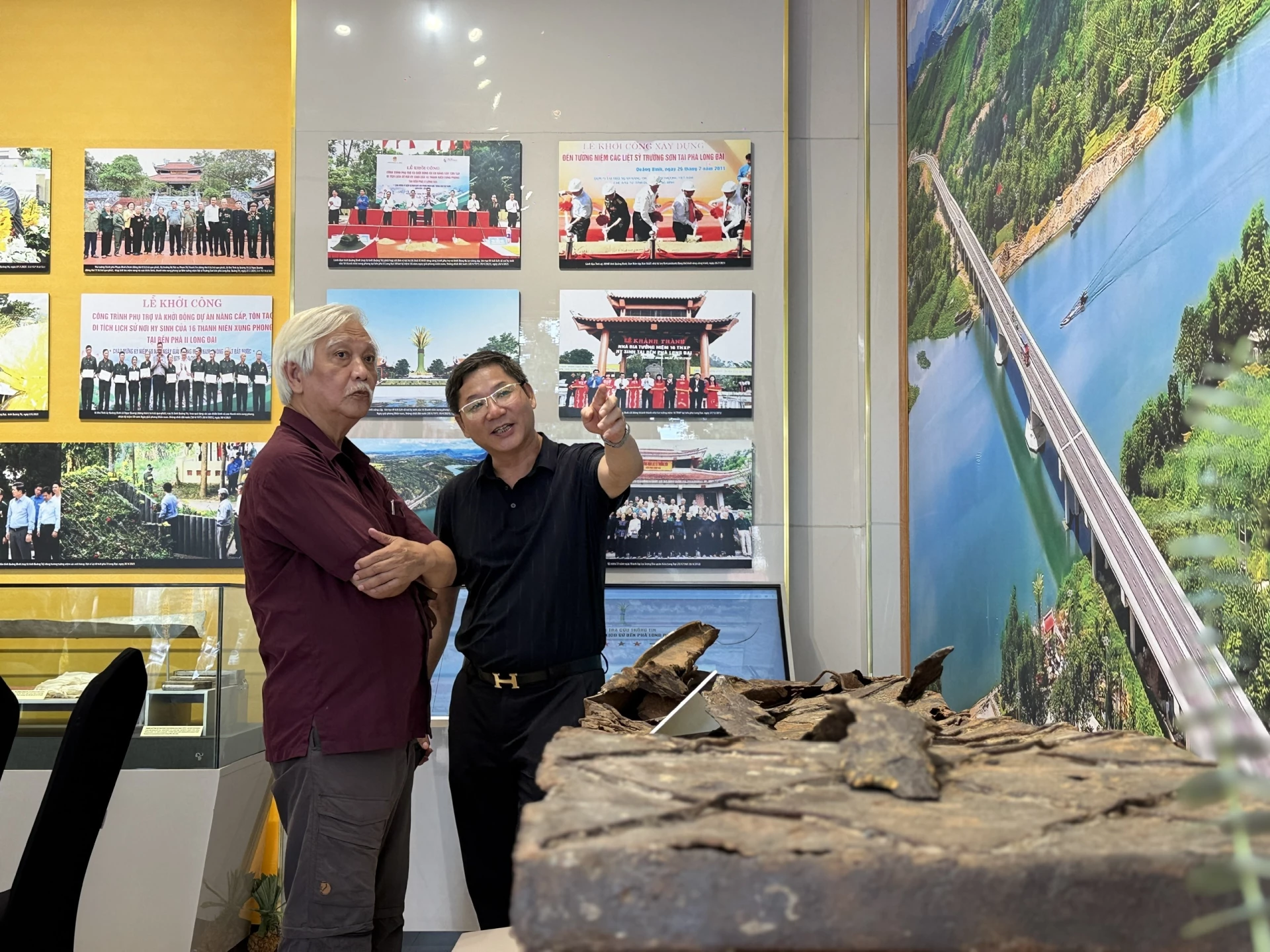 Nhà sử học Dương Trung Quốc: “Phải làm sao để Quảng Trị xứng đáng với ý nghĩa trong tên gọi của mình” 2 Nhà sử học Dương Trung Quốc tham quan di tích Bến phà II Long Đại-nơi hy sinh của 16 TNXP tại xã Trường Ninh - Ảnh: D.H