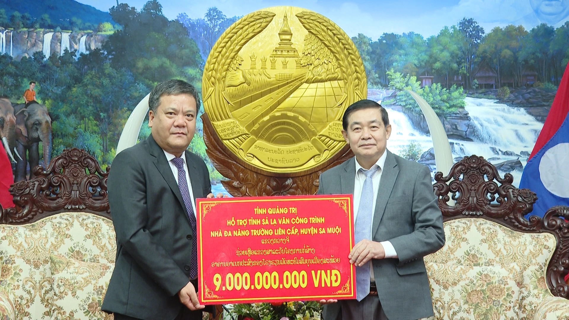 Đoàn đại biểu cấp cao tỉnh Quảng Trị chào xã giao lãnh đạo tỉnh Salavan 3 Đoàn đại biểu cấp cao trao 9 tỉ đồng của tỉnh Quảng Trị hỗ trợ tỉnh Sả Lạ Văn xây dựng Nhà đa năng Trường liên cấp tại huyện Sa Muội - Ảnh: Đ.A