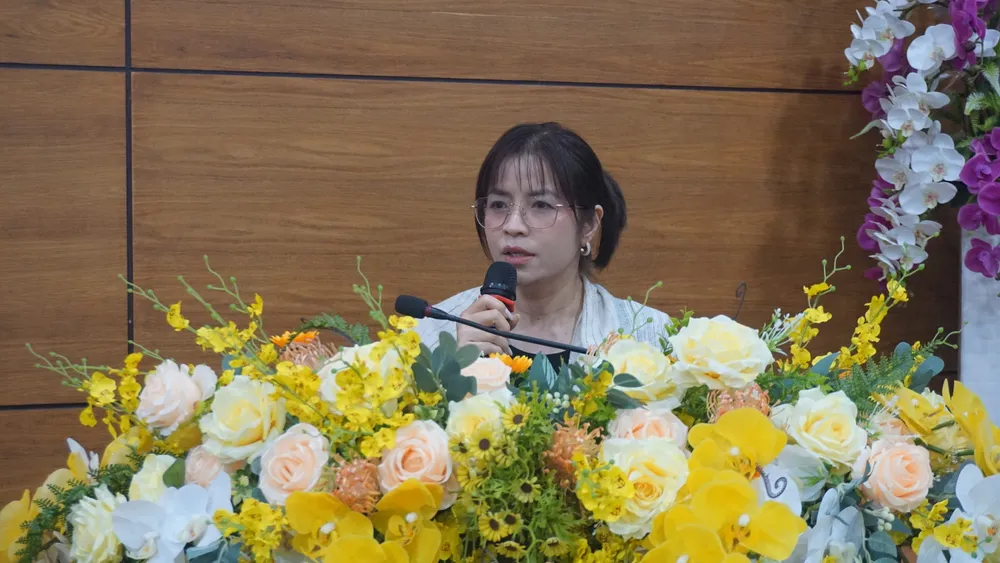 Bà Cao Thị Thiên Phúc, Trưởng phòng Học sinh - Sinh viên, Sở GD&ĐT TP.HCM phát biểu tại buổi họp sáng nay. Ảnh: NQ han-che-su-dung-dien-thoai-1.JPG