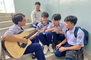 TP.HCM thí điểm hạn chế sử dụng điện thoại giờ ra chơi từ tháng 10 1 TP.HCM: Dự kiến 16 trường sẽ thí điểm hạn chế sử dụng điện thoại trong giờ chơi