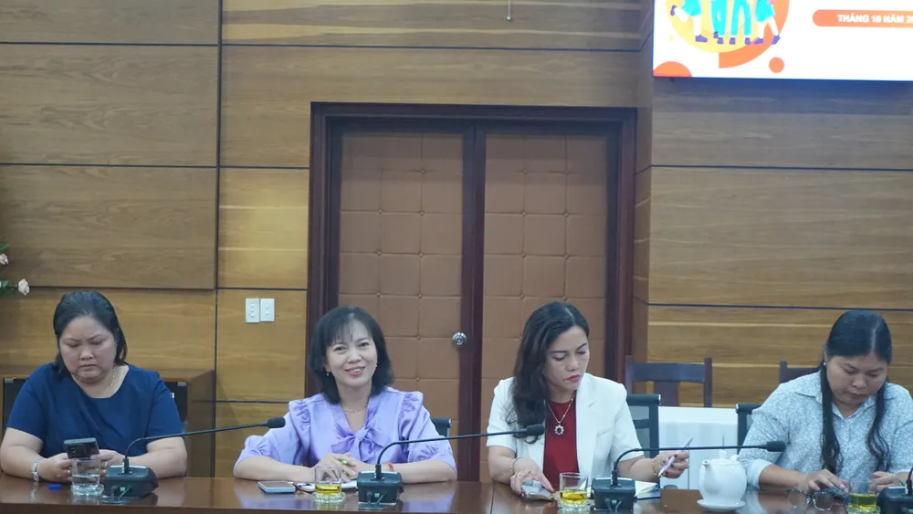 Đại diện các đơn vị trường học tham dự buổi họp triển khai thí điểm hạn chế sử dụng điện thoại. Ảnh: NQ han-che-su-dung-dien-thoai.JPG