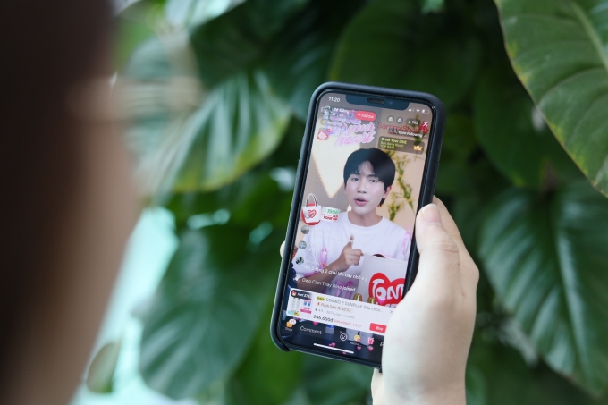 Người dùng xem livestream bán hàng qua mạng xã hội. Ảnh: Thành Nguyễn