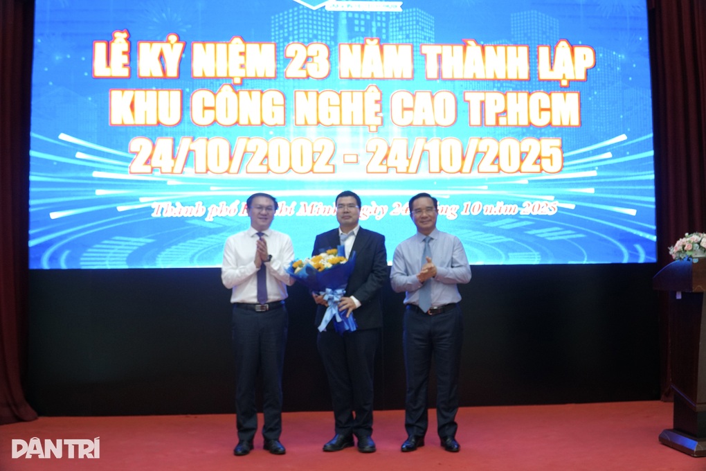 Chủ tịch TPHCM: Khu Công nghệ cao phải dẫn đầu về AI và chip bán dẫn - 3 Chủ tịch TPHCM: Khu Công nghệ cao phải dẫn đầu về AI và chip bán dẫn - 3