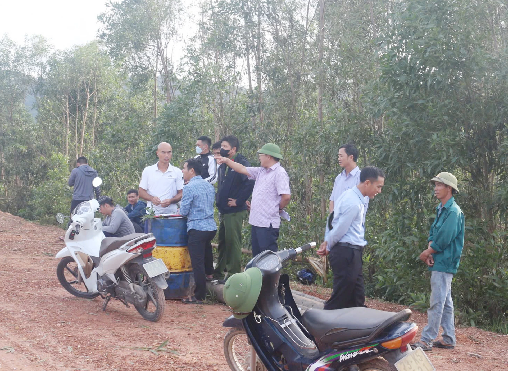 UBND xã Phú Trạch kiểm tra hiện trường về việc Trang trại chăn nuôi lợn của Công ty TNHH Chăn nuôi Bình Chi Nam Hưng bị tố xả thải gây ô nhiêm môi trường. 