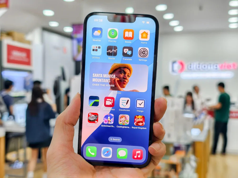 iPhone 16e dù chỉ có một camera nhưng vẫn hút khách. Ảnh: TIỂU MINH iphone-16e.jpeg
