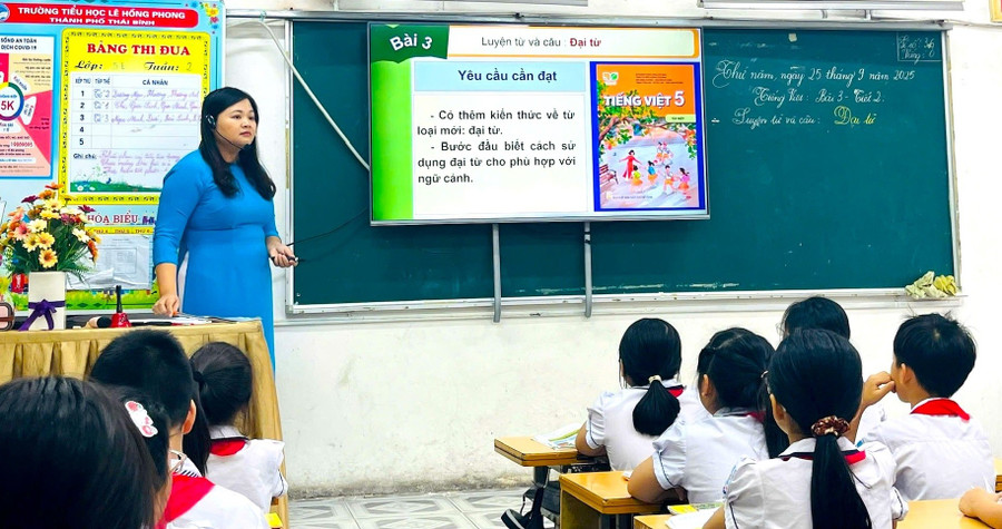 Nữ nhà giáo - lực lượng tiên phong chuyển đổi số 1 Nhờ công nghệ, bài giảng trong mỗi giờ học ở Trường Tiểu học Lê Hồng Phong trở nên trực quan sinh động hơn. Ảnh: NNTC