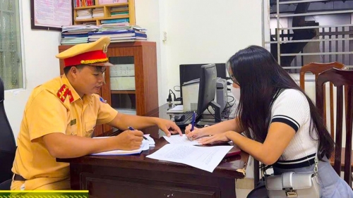 Đi xe máy vừa nghe điện thoại, người phụ nữ nhận phạt 1,4 triệu đồng 1 nghedienthoaikhidixemay 1761720763