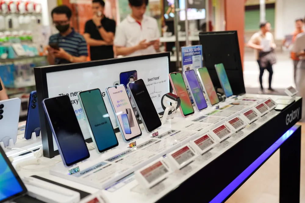Người dùng điện thoại Samsung được khuyến cáo nên cập nhật ngay lập tức. Ảnh: TIỂU MINH Người dùng điện thoại Samsung được khuyến cáo nên cập nhật ngay lập tức. Ảnh: TIỂU MINH