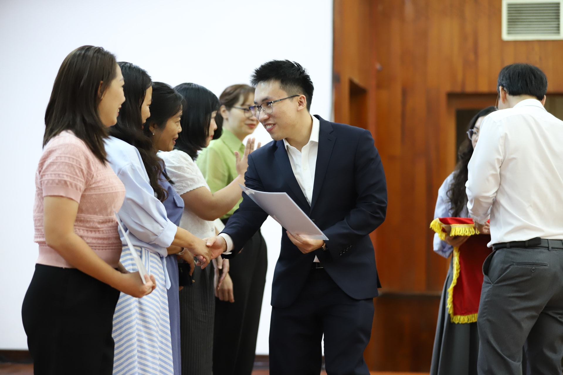 Bế mạc Khóa học AI cho chuyên gia thông tin và thư viện 15 Ông Nguyễn Gia Hy - Một trong những diễn giả của khóa học trao chứng chỉ cho học viên