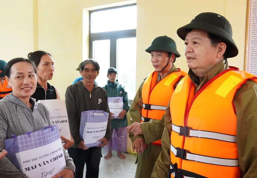 Phó Thủ tướng Mai Văn Chính cùng đoàn công tác tặng quà cho các hộ gia đình khó khăn đang tránh lũ. Ảnh: MT pho thu tuong hoi tham.JPG