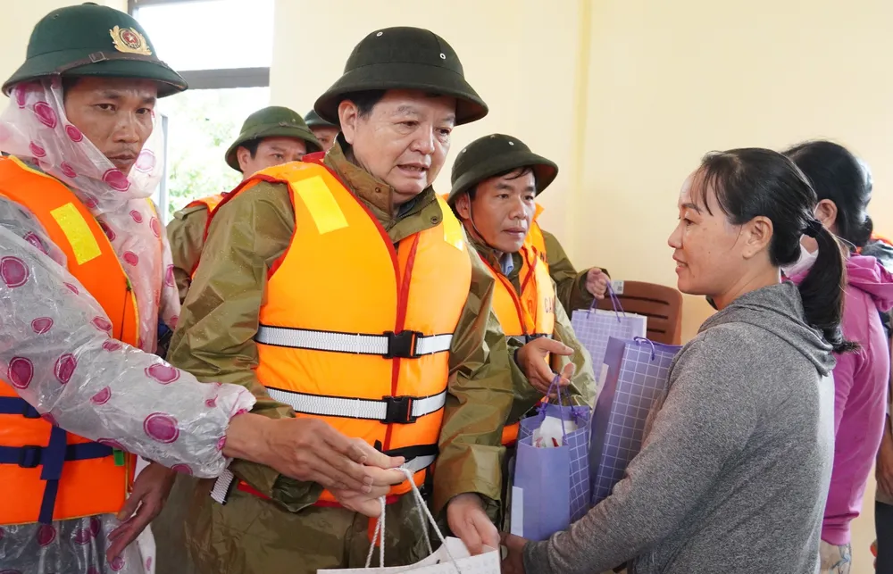 Phó Thủ tướng Mai Văn Chính động viên bà con đang tránh lũ. Ảnh: MT pho-thu-tuong-mai-van-chinh.JPG