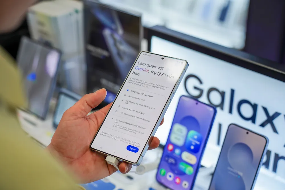 Galaxy S25 Ultra 256 GB hiện chỉ còn 24,09 triệu đồng. Ảnh: TIỂU MINH Galaxy S25 Ultra 256 GB hiện chỉ còn 24,09 triệu đồng. Ảnh: TIỂU MINH