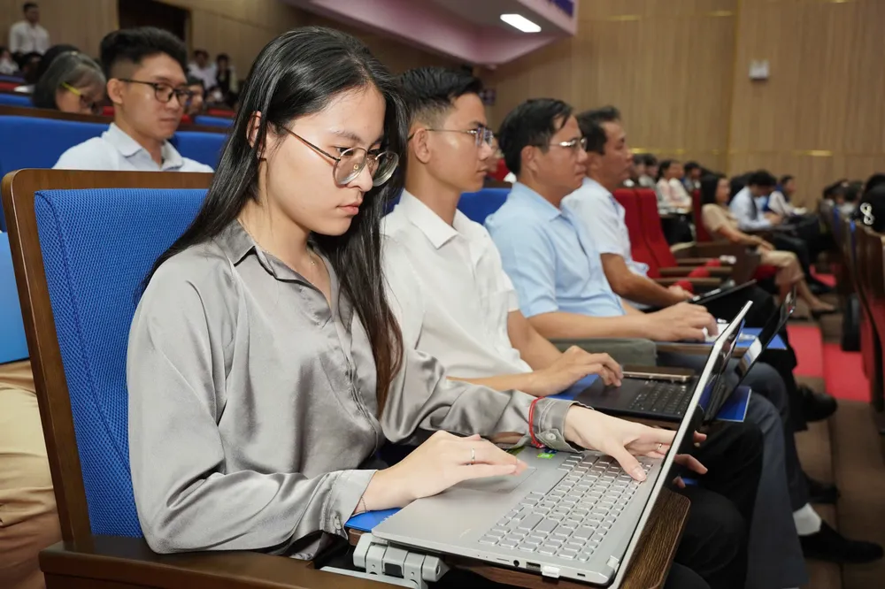 Đông đảo sinh viên, giảng viên tham dự Hội thảo. Ảnh: THUẬN VĂN sinh vien tham du hoi thao.jpg