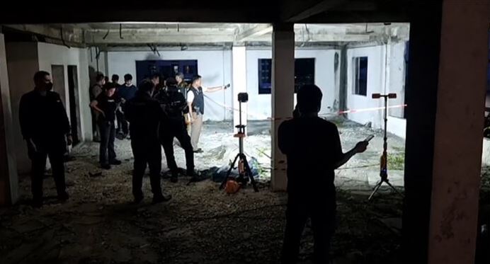 Tìm được điện thoại mất, người đàn ông sốc khi thấy ảnh chụp hài cốt trong nhà hoang - Ảnh 2.