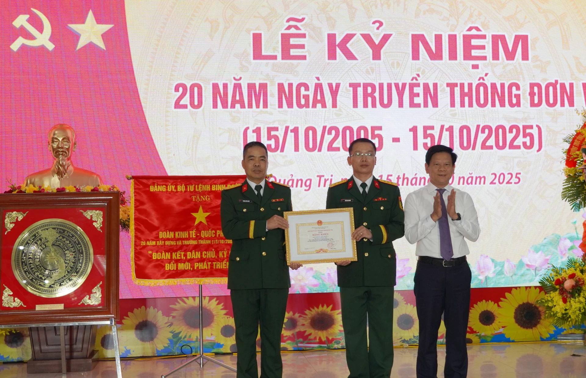 Phó Chủ tịch HĐND tỉnh Quảng Trị Lê Vĩnh Thế trao bằng khen của Chủ tịch UBND tỉnh cho Đoàn KTQP 79 - Ảnh: N.H