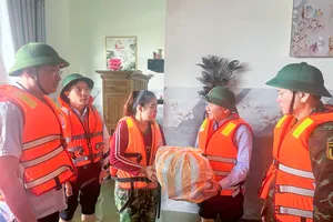 Phó Thủ tướng Mai Văn Chính vào vùng lũ thăm bà con ở Quảng Trị 1 Thường trực Ban Bí thư Trần Cẩm Tú thăm vùng lũ Đà Nẵng