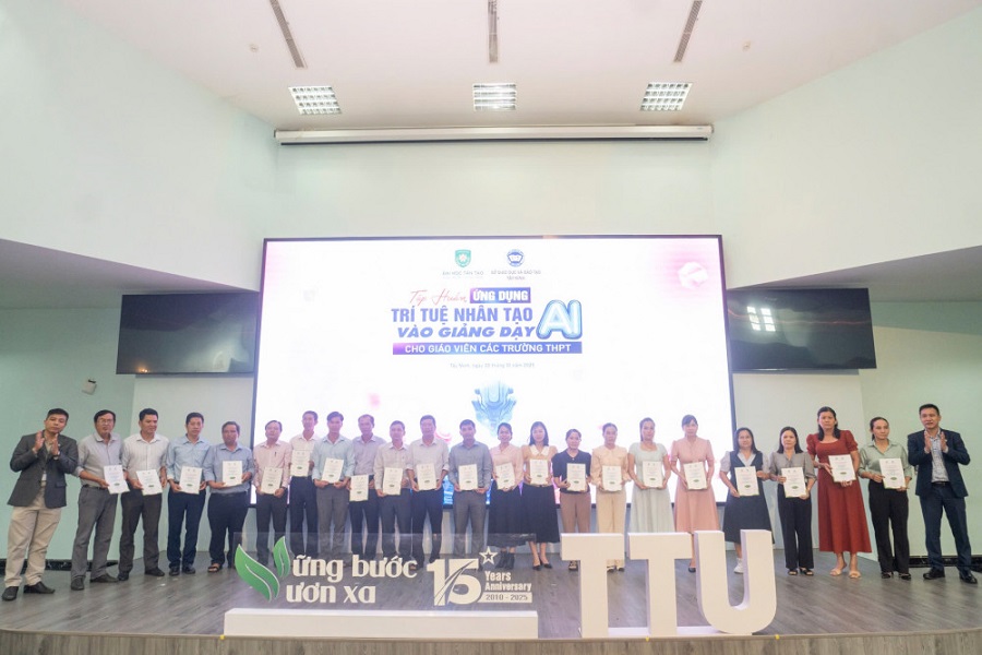 Trao giấy chứng nhận cho giáo viên tham dự chương trình