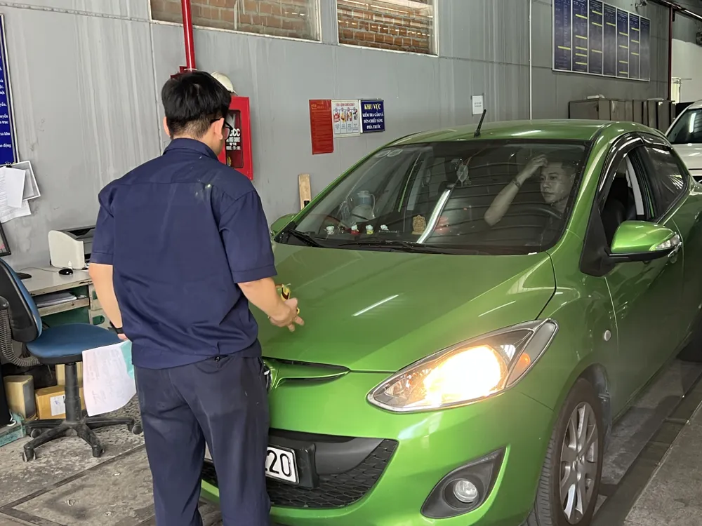 Một chủ xe đang thực hiện kiểm định xe. Ảnh: TN đổi tem kiểm định