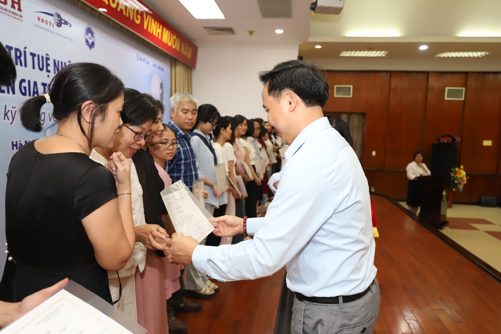 Bế mạc Khóa học AI cho chuyên gia thông tin và thư viện 13 TS Đỗ Văn Hùng trao chứng chỉ cho học viên