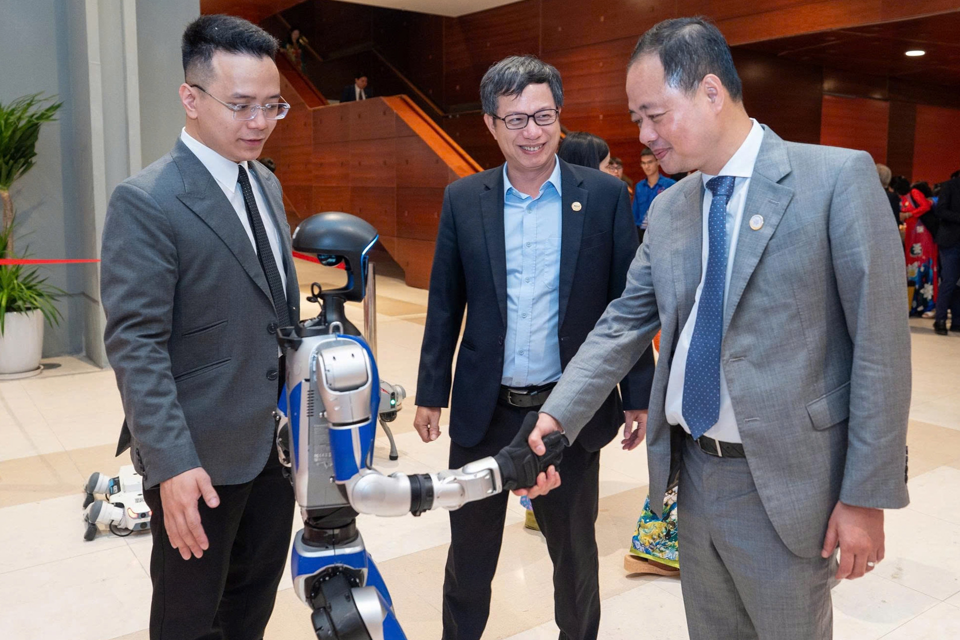 Cung cấp “la bàn chiến lược” giúp doanh nghiệp Việt tự tin chuyển đổi AI 2 xay dung doanh nghiep va xa hoi thong minh cung ai 2949