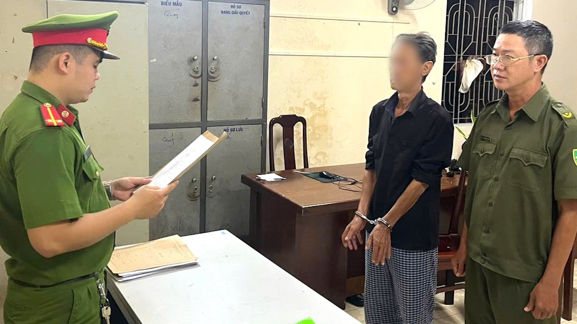 Bắt giữ đối tượng trộm điện thoại tại Bệnh viện Trung ương Huế 1 z6851467962173_aea97de0b8265ecfde9ad99934073057.00_36_52_21.still077.png