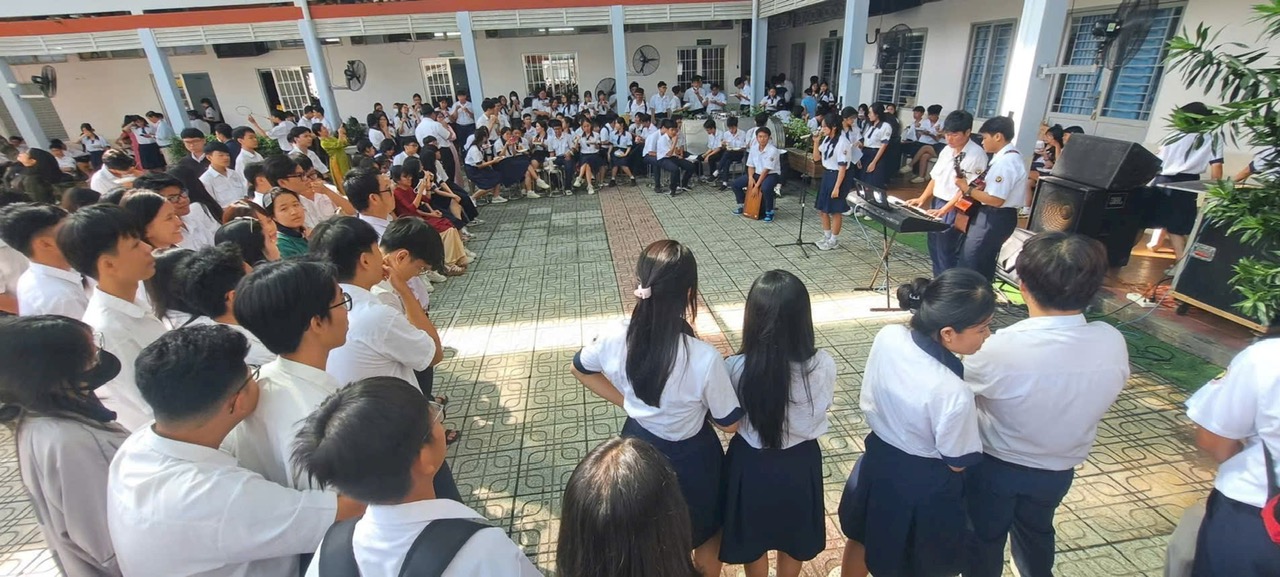 Vẫn có những trường hợp học sinh được dùng điện thoại sau quy định hạn chế, vì sao? - Ảnh 2.