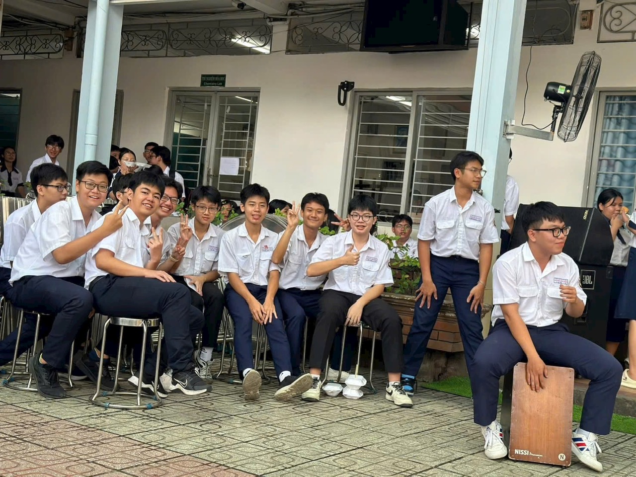 Vẫn có những trường hợp học sinh được dùng điện thoại sau quy định hạn chế, vì sao? - Ảnh 3.