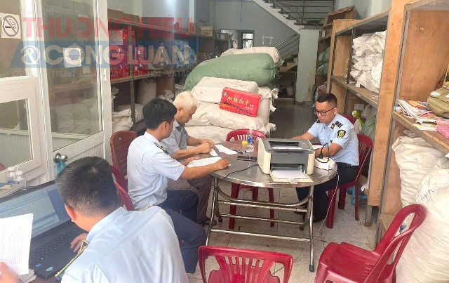 Lực lượng QLTT tỉnh Đắk Lắk kiểm sản phẩm tra dược liệu không rõ nguồn gốc, xuất xứ. Lực lượng QLTT tỉnh Đắk Lắk kiểm sản phẩm tra dược liệu không rõ nguồn gốc, xuất xứ.