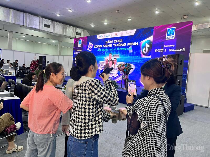 AI thúc đẩy đổi mới sáng tạo cho thế hệ trẻ Việt Nam 5 Các bạn trẻ tham dự chia sẻ những trải nghiệm thú vị tại chương trình.