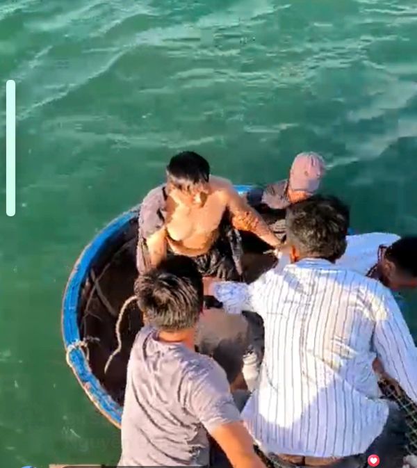 Lực lượng cứu hộ cứu nạn phát hiện và cứu vớt được ông Lê Văn Sanh (nguồn: ĐPCC)