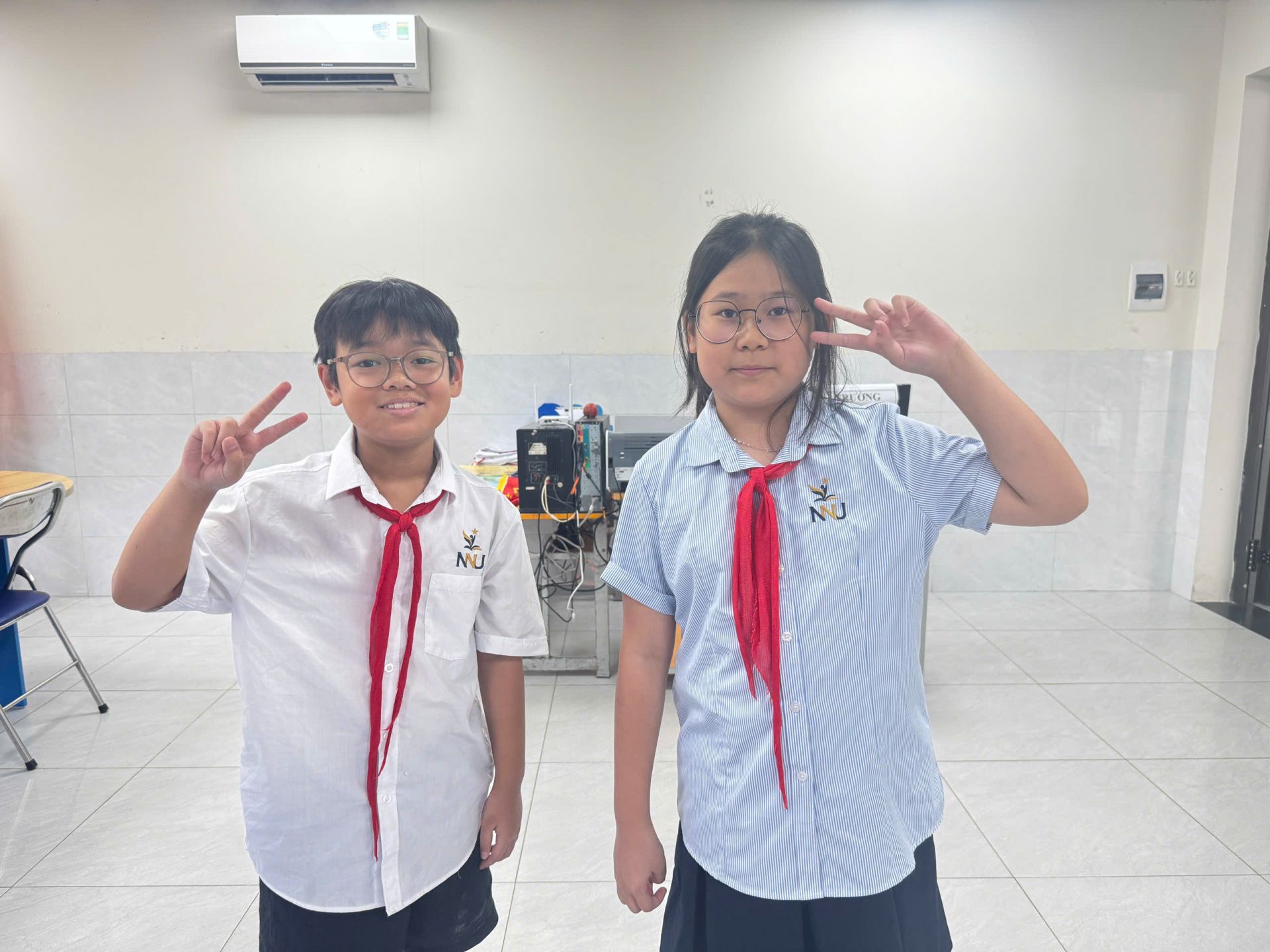 Bạn Nguyễn Trần Nam Vỹ (bên trái) thường xuyên áp dụng công nghệ trong học tập.