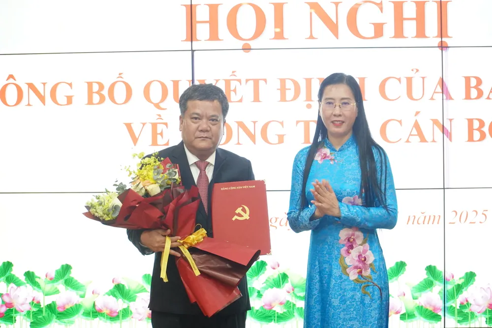 Đại diện Ban tổ chức Trung ương trao quyết định cho ông Trần Phong. Ảnh: XUÂN HOÁT 1000021530.jpg