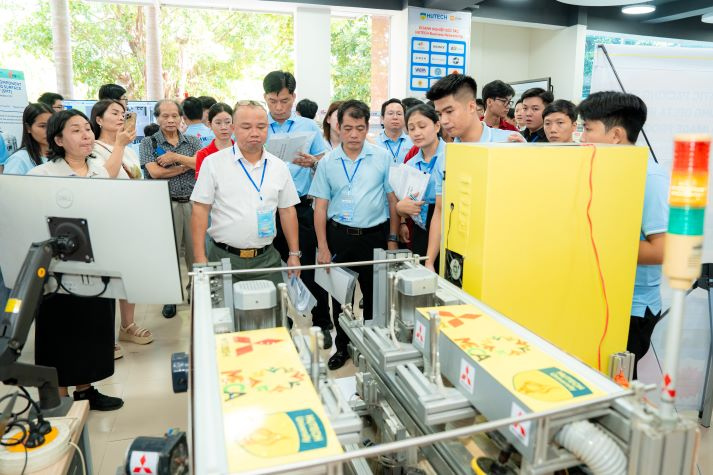 Sinh viên HUTECH đề xuất giải pháp ứng dụng AI thiết thực 4 Sinh viên HUTECH đề xuất giải pháp ứng dụng AI thiết thực 54