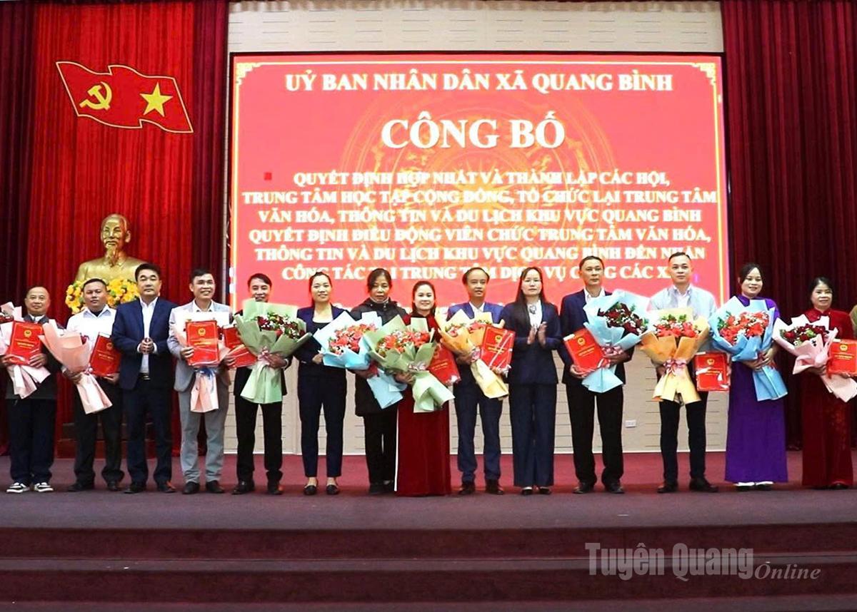 Lãnh đạo xã Quang Bình trao Quyết định và tặng hoa chúc mừng các đồng chí được bổ nhiệm chức danh Chủ tịch, Phó Chủ tịch các Hội và Giám đốc, Phó Giám đốc các Trung tâm.