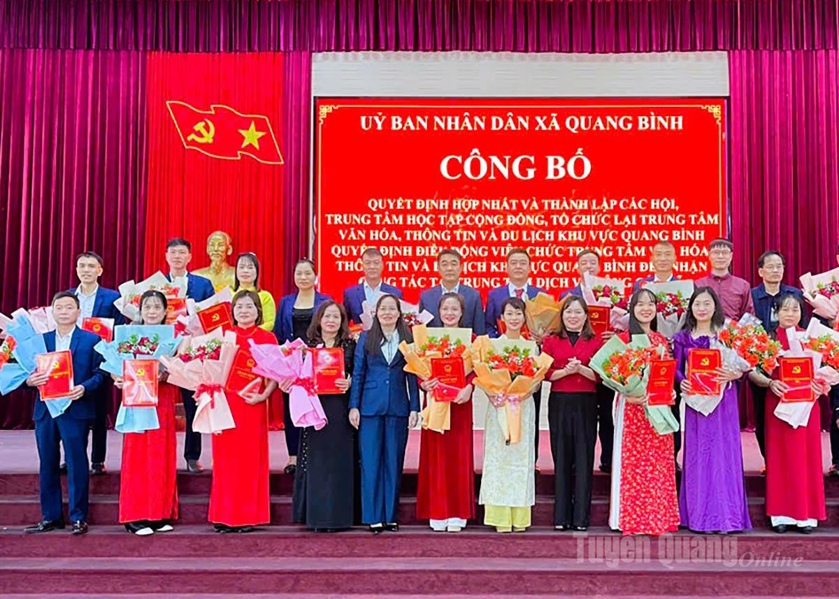 Lãnh đạo xã Quang Bình trao Quyết định và tặng hoa chúc mừng viên chức Trung tâm Văn hóa, Thông tin và Du lịch khu vực Quang Bình đến nhận công tác tại trung tâm Dịch vụ công các xã.
